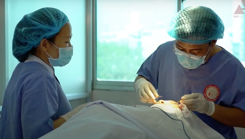 Bác sĩ Bệnh viện Trưng Vương đang phẫu thuật cho bệnh nhân. Ảnh: Bệnh viện cung cấp