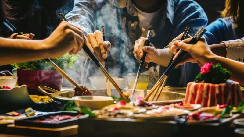 Ăn uống thả ga trong những bữa tiệc có thể khiến bạn nhanh tăng cân khi trời lạnh.