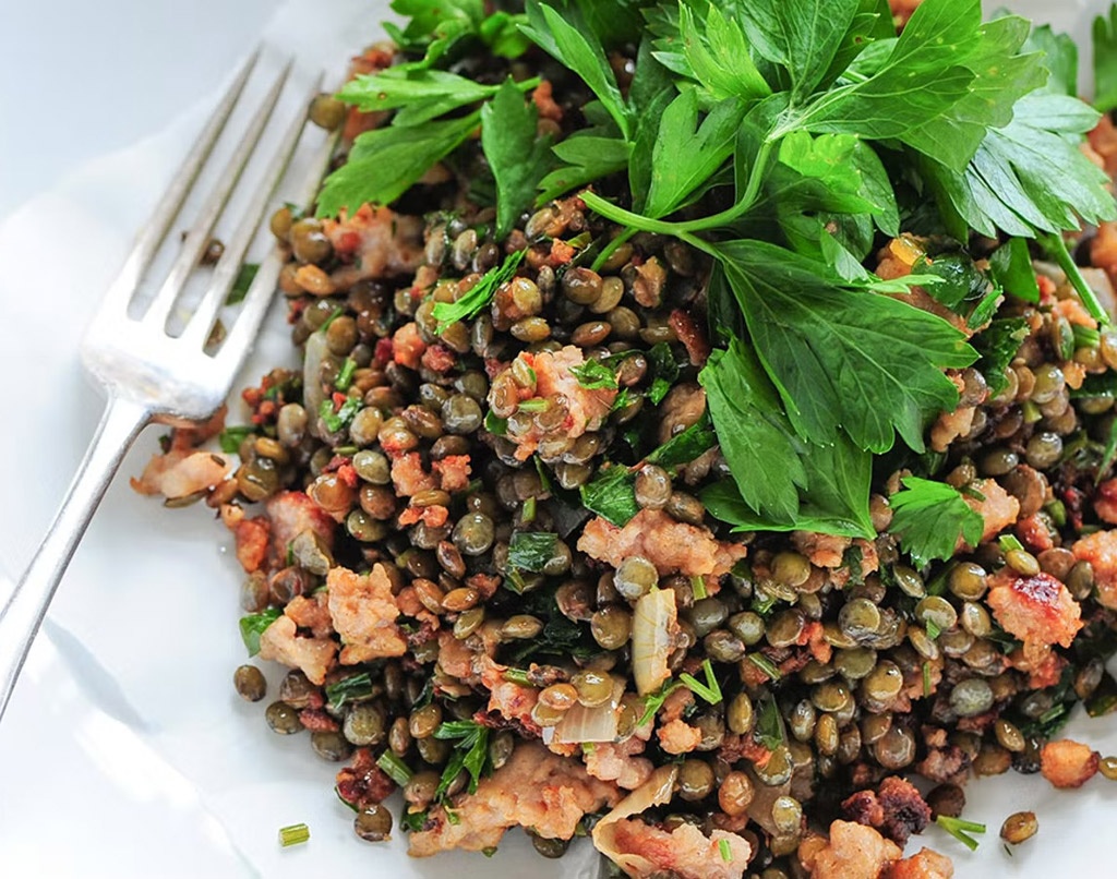 Vẫn phải bổ sung ngũ cốc thô, đậu và một số thực phẩm nấu chín để có đủ calo, protein và các chất dinh dưỡng quan trọng khác