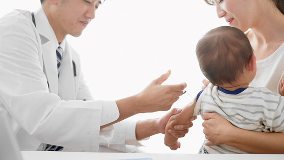 Tiêm phòng đầy đủ và đúng lịch cho trẻ có tác dụng bảo vệ trẻ trước các bệnh truyền nhiễm - Shutterstock