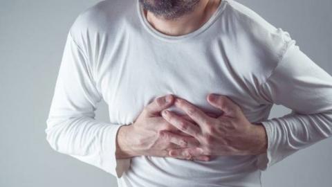 Đau thắt ngực là một triệu chứng dễ nhận ra của bệnh tim mạch