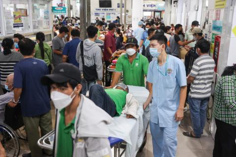 Người dân đến khám bệnh, mua thuốc tại Bệnh viện Chấn thương Chỉnh hình TP HCM. Ảnh: Quỳnh Trần - Vnexpress.net