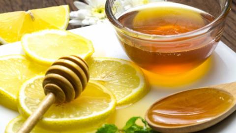 Nghiên cứu cho thấy mật ong hiệu quả trong việc điều trị các triệu chứng cảm cúm hơn cả thuốc cảm. Ảnh: SHUTTERSTOCK