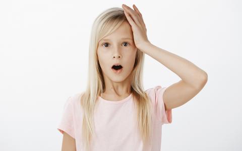 Có nhiều nguyên nhân gây ra tình trạng tóc bạc sớm. Ảnh: Freepik