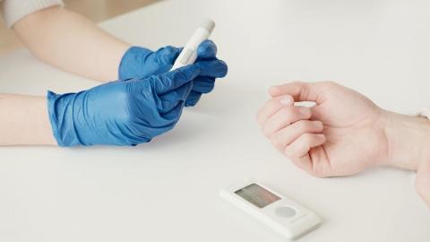 Một người đang được kiểm tra lượng đường huyết. Ảnh: Pexel