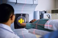 Máy xạ trị chiếu chùm tia xạ đến khối u.